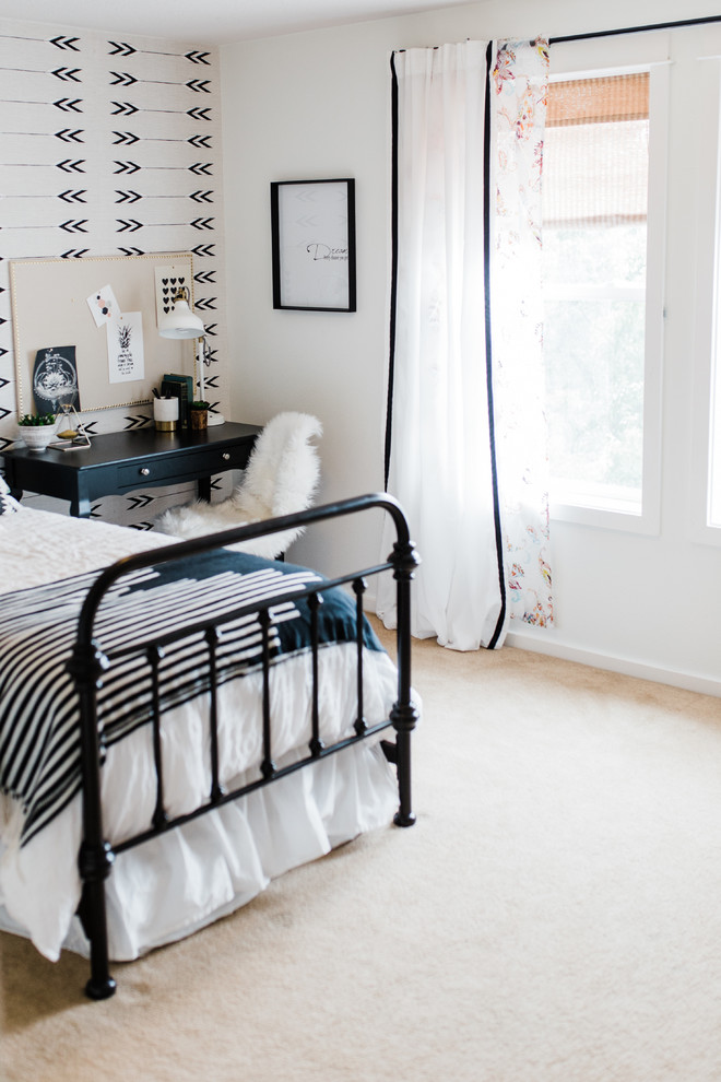 Mittelgroßes Stilmix Schlafzimmer ohne Kamin mit weißer Wandfarbe, Teppichboden und beigem Boden in Portland