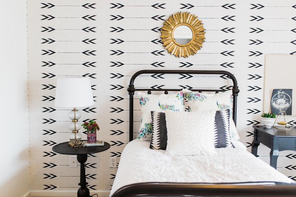 Mittelgroßes Eklektisches Schlafzimmer ohne Kamin mit weißer Wandfarbe, Teppichboden und beigem Boden in Portland