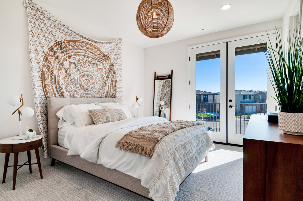Diseño de habitación de invitados contemporánea de tamaño medio sin chimenea con paredes blancas, moqueta y suelo blanco