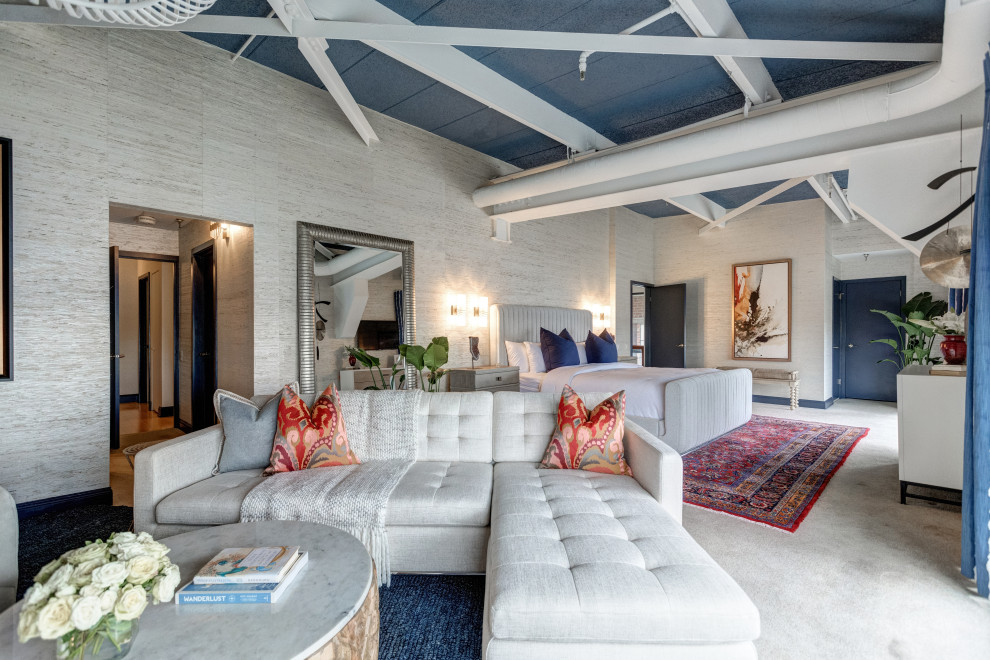 Geräumiges Modernes Hauptschlafzimmer mit beiger Wandfarbe, Teppichboden, beigem Boden, freigelegten Dachbalken und Tapetenwänden in Philadelphia