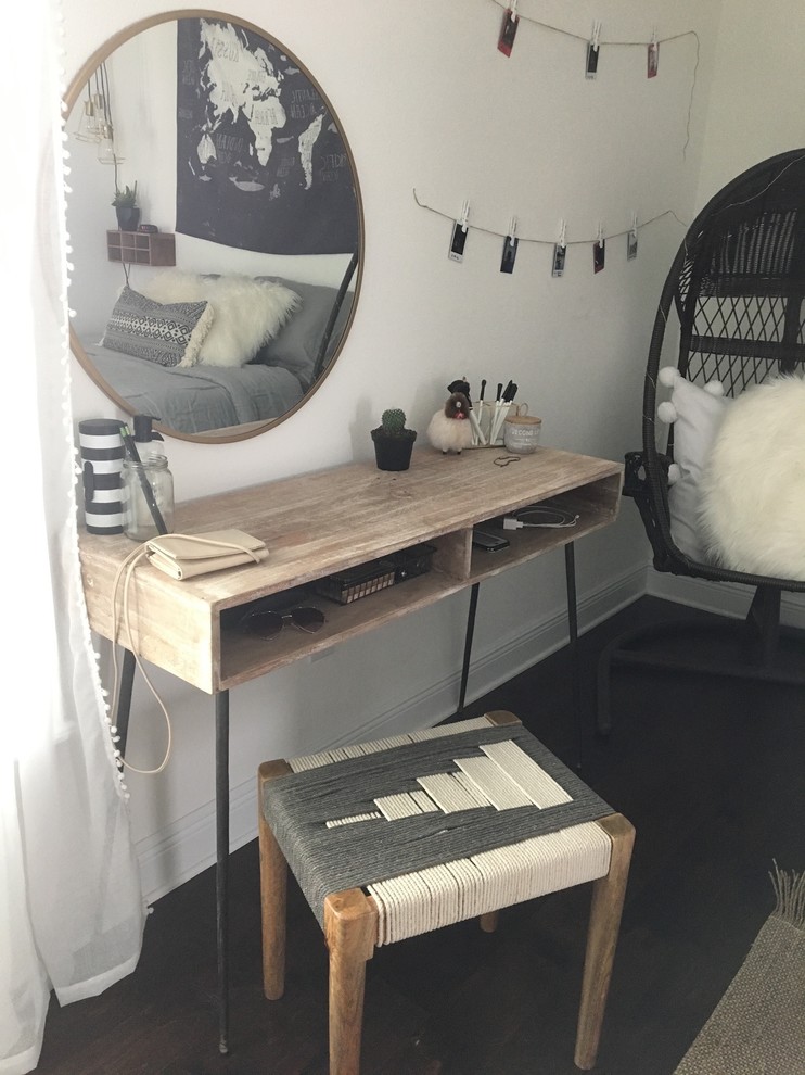 Foto de habitación de invitados nórdica de tamaño medio sin chimenea con paredes blancas, suelo de madera oscura y suelo marrón
