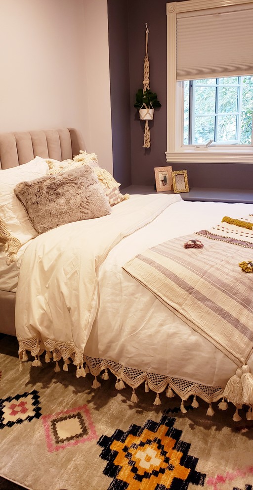 Пример оригинального дизайна: спальня в стиле фьюжн с фиолетовыми стенами и ковровым покрытием
