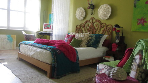 ベッドの背もたれにたくさんのクッションでおしゃれな寝室の作り方 Houzz ハウズ