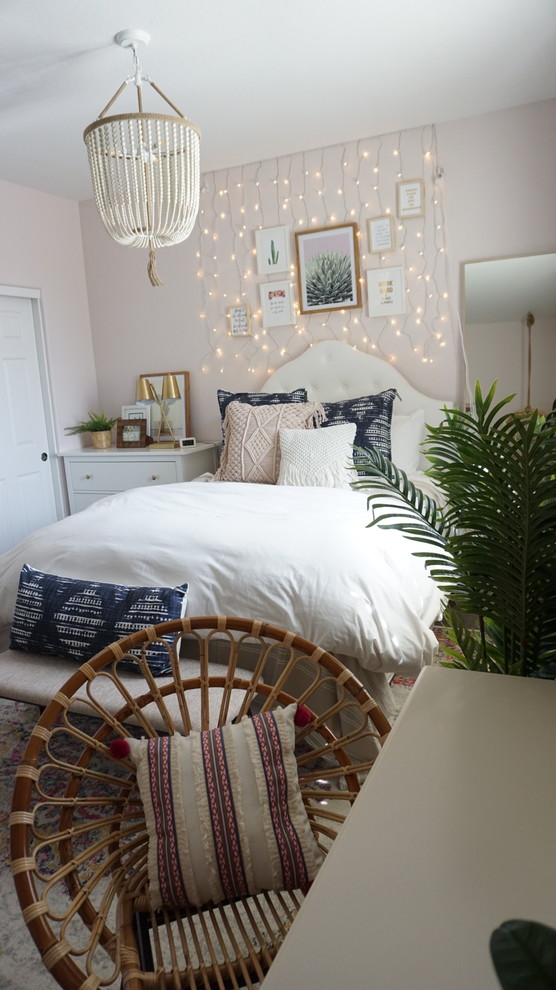 На фото: гостевая спальня среднего размера, (комната для гостей) в стиле фьюжн с розовыми стенами, полом из винила и коричневым полом