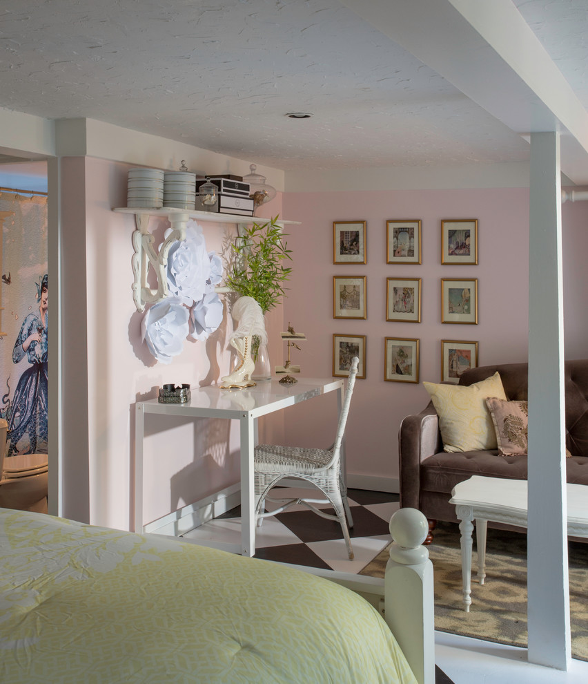 Inspiration för ett shabby chic-inspirerat sovrum, med rosa väggar och flerfärgat golv