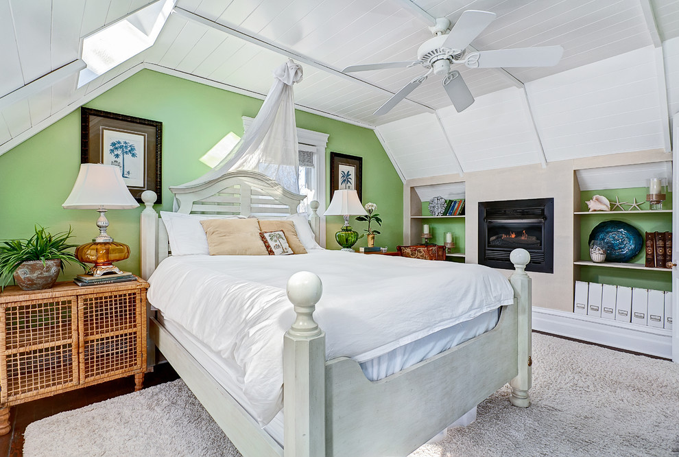 ボイシにある中くらいなビーチスタイルのおしゃれな主寝室 (緑の壁、無垢フローリング、標準型暖炉) のレイアウト