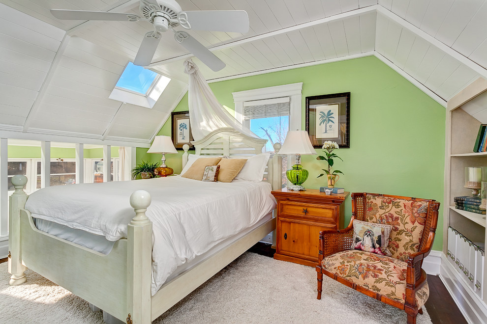 ボイシにある中くらいなビーチスタイルのおしゃれな主寝室 (緑の壁、無垢フローリング、標準型暖炉) のインテリア