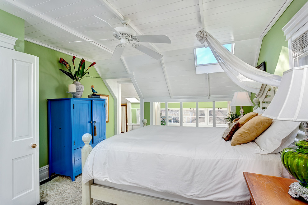 ボイシにある中くらいなビーチスタイルのおしゃれな主寝室 (緑の壁、無垢フローリング、標準型暖炉) のインテリア