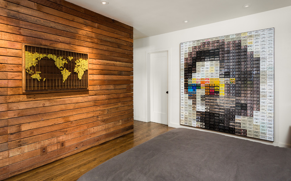 Mittelgroßes Modernes Hauptschlafzimmer ohne Kamin mit weißer Wandfarbe, braunem Holzboden und braunem Boden in Los Angeles