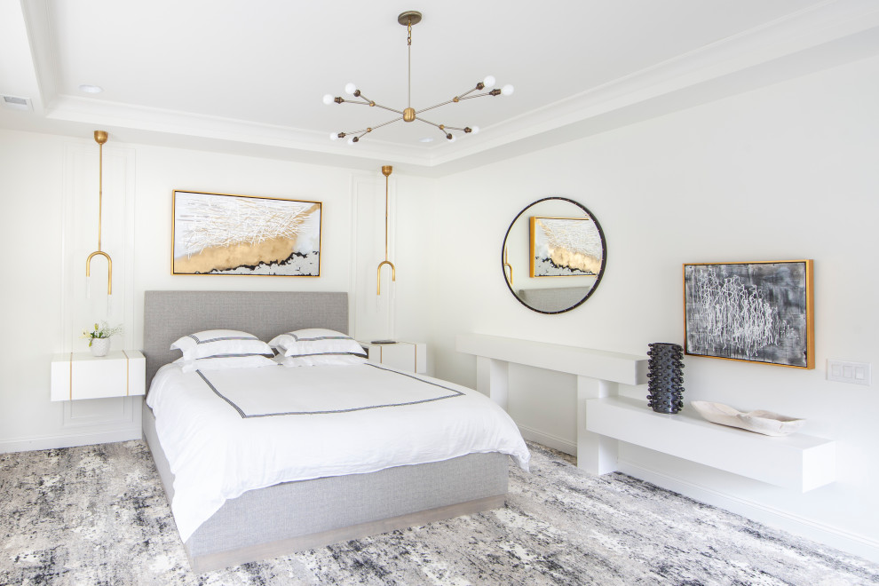 Свежая идея для дизайна: гостевая спальня (комната для гостей) в современном стиле с белыми стенами, ковровым покрытием, разноцветным полом и многоуровневым потолком без камина - отличное фото интерьера