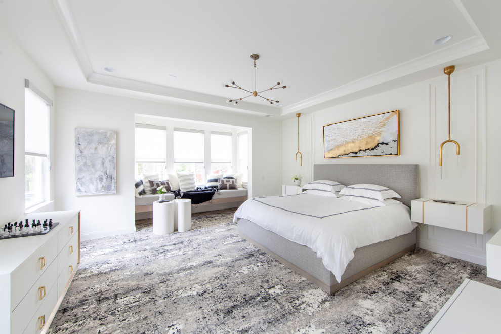 Источник вдохновения для домашнего уюта: спальня в современном стиле с белыми стенами, ковровым покрытием, серым полом и панелями на части стены