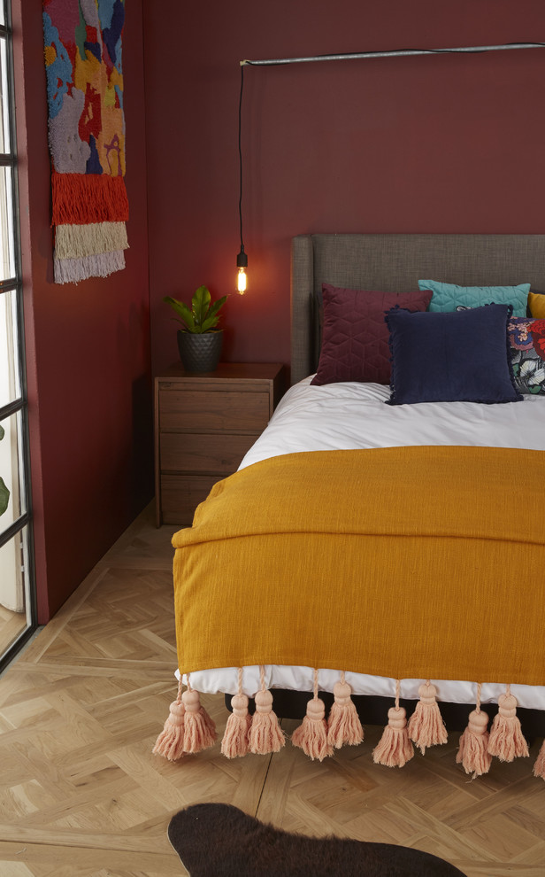 Идея дизайна: гостевая спальня среднего размера, (комната для гостей) в стиле модернизм с красными стенами и светлым паркетным полом