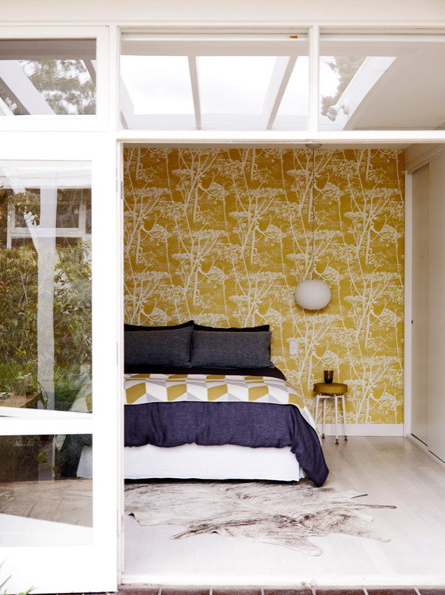 Mittelgroßes Modernes Hauptschlafzimmer mit gelber Wandfarbe, hellem Holzboden, weißem Boden und Tapetenwänden in Melbourne