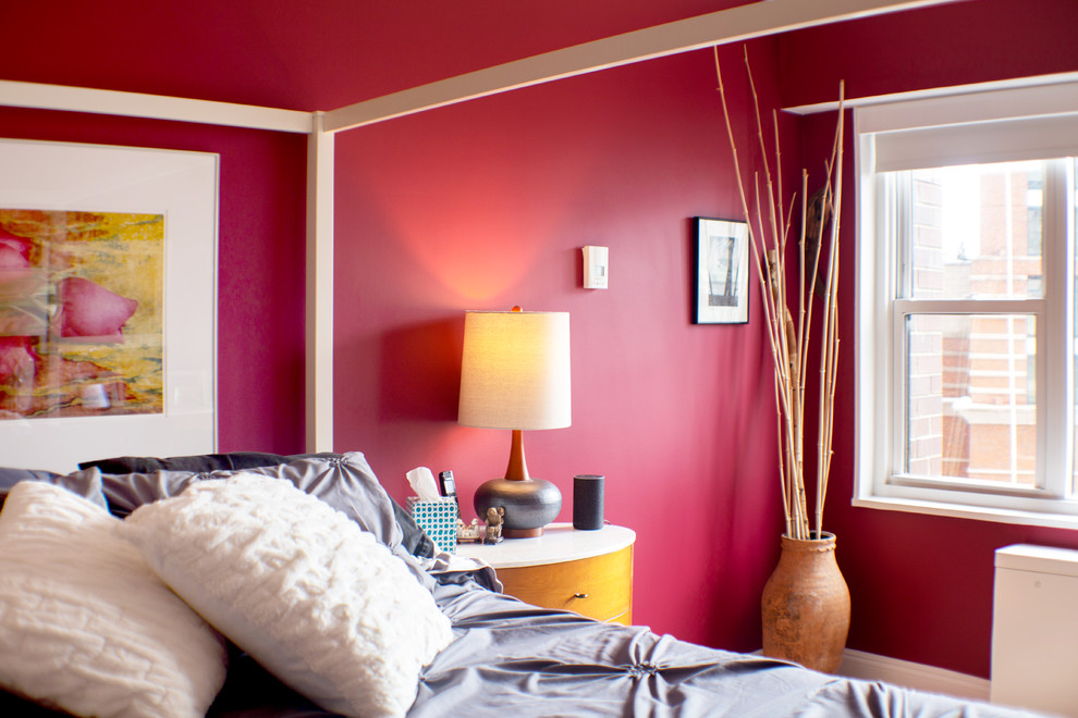 Foto de dormitorio principal contemporáneo de tamaño medio sin chimenea con paredes rojas, suelo de madera en tonos medios y suelo marrón