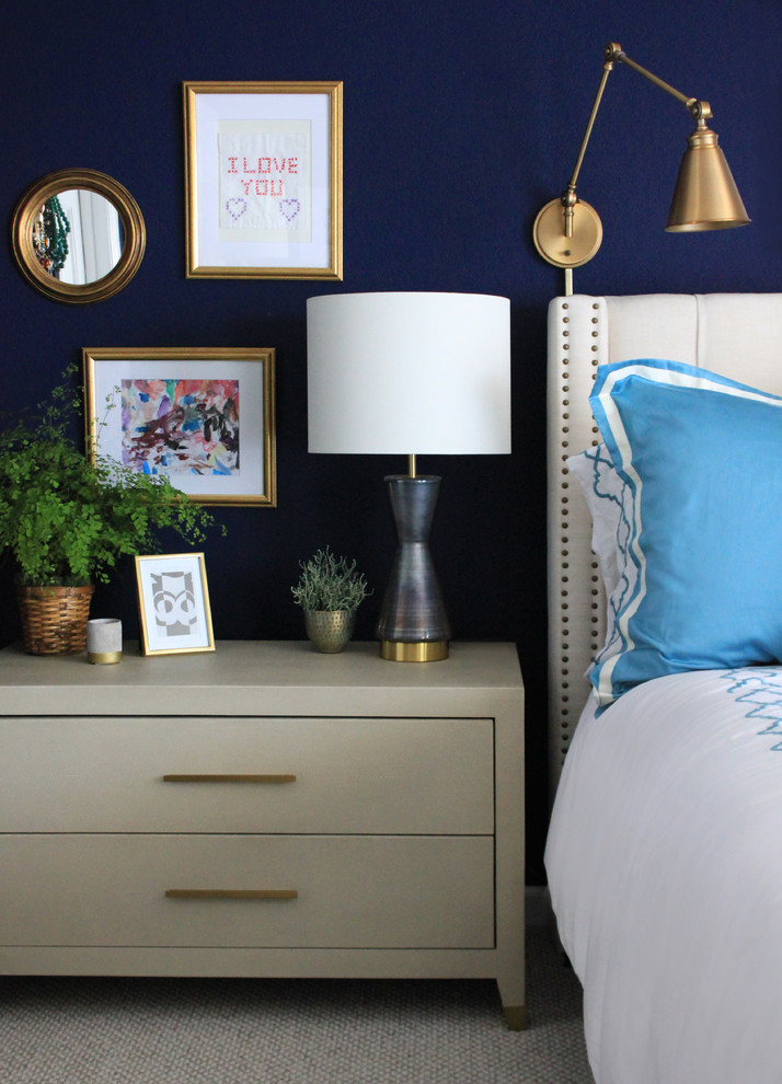 Источник вдохновения для домашнего уюта: хозяйская спальня среднего размера в стиле фьюжн с синими стенами, ковровым покрытием и бежевым полом