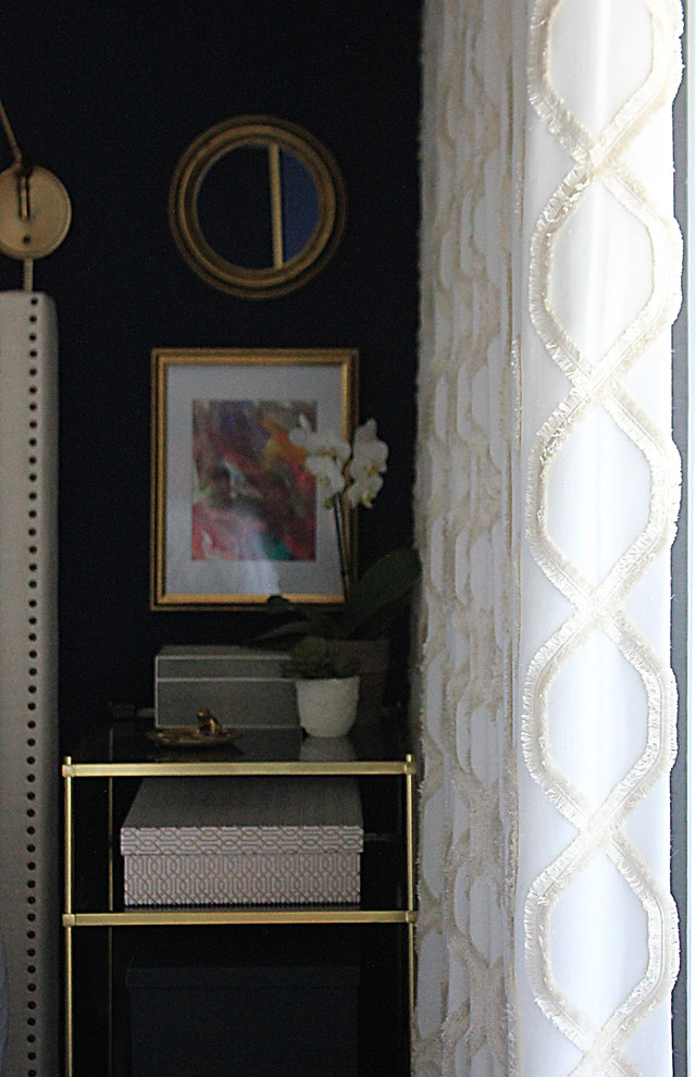 На фото: хозяйская спальня среднего размера в стиле фьюжн с синими стенами, ковровым покрытием и бежевым полом с