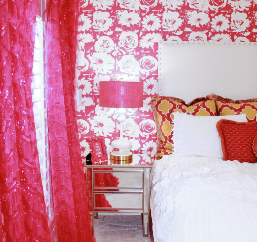 Идея дизайна: гостевая спальня среднего размера, (комната для гостей) в стиле модернизм с розовыми стенами и ковровым покрытием без камина