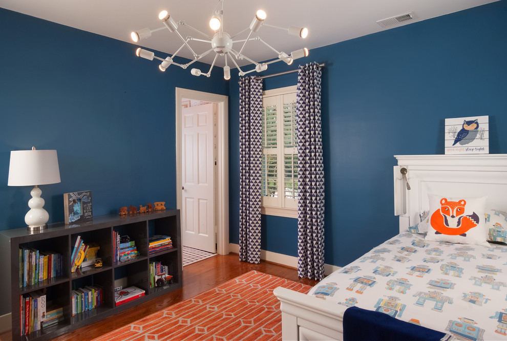Идея дизайна: гостевая спальня среднего размера, (комната для гостей) в стиле неоклассика (современная классика) с синими стенами, темным паркетным полом и коричневым полом без камина