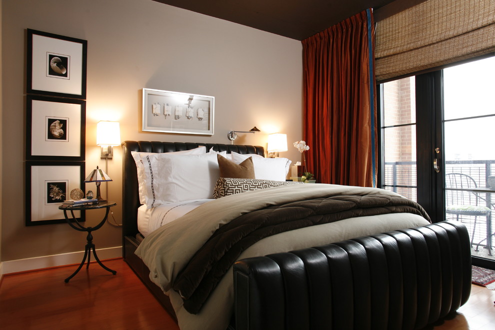 Foto de dormitorio principal clásico renovado de tamaño medio sin chimenea con paredes beige y suelo de baldosas de cerámica