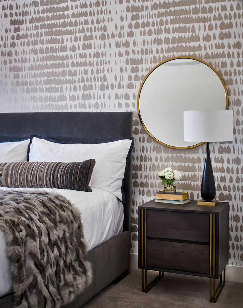 デンバーにあるコンテンポラリースタイルのおしゃれな主寝室 (カーペット敷き、グレーの床、マルチカラーの壁) のレイアウト