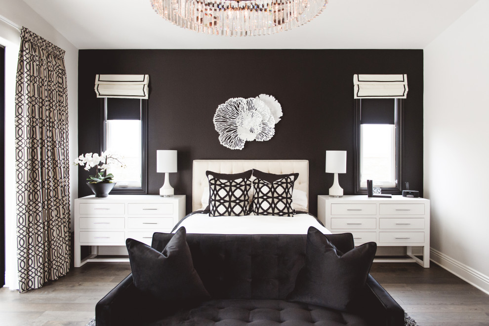 サンディエゴにある中くらいな地中海スタイルのおしゃれな主寝室 (黒い壁、無垢フローリング、茶色い床)