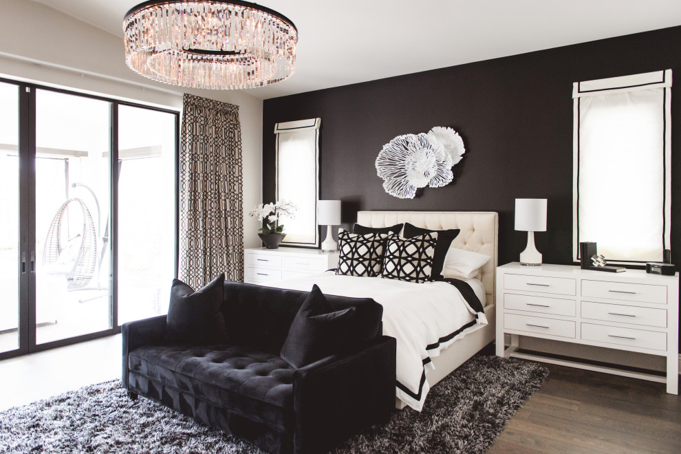 Идея дизайна: хозяйская спальня среднего размера в средиземноморском стиле с черными стенами, паркетным полом среднего тона и коричневым полом