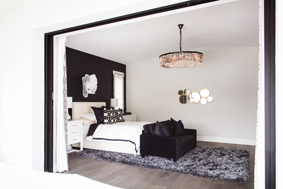 サンディエゴにある中くらいな地中海スタイルのおしゃれな主寝室 (黒い壁、無垢フローリング、茶色い床) のインテリア