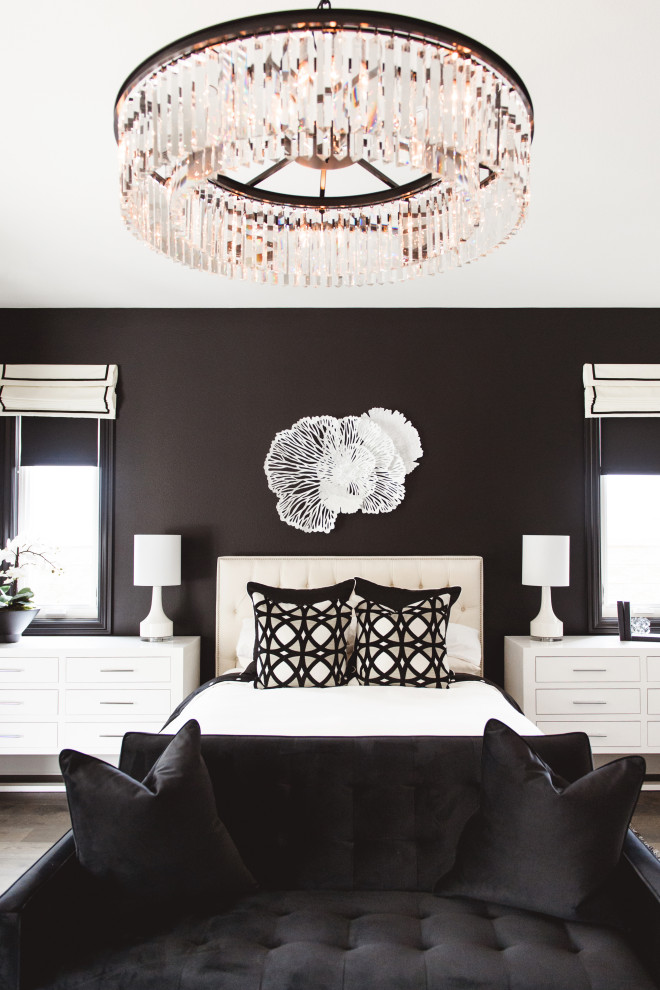 サンディエゴにある中くらいな地中海スタイルのおしゃれな主寝室 (黒い壁、無垢フローリング、茶色い床) のレイアウト
