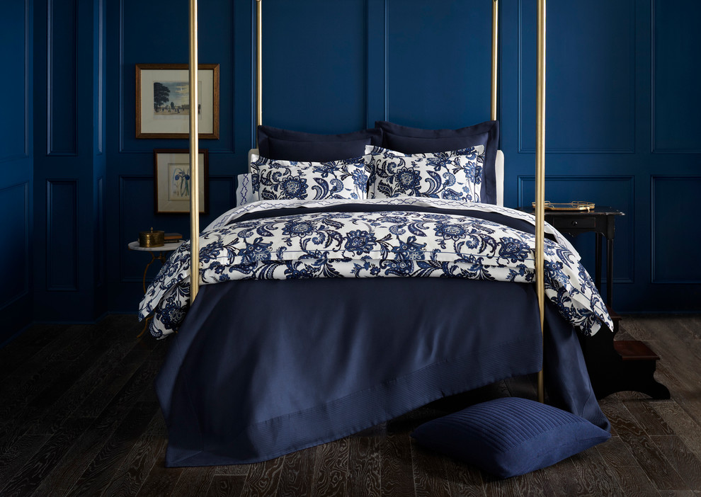 他の地域にある広いトランジショナルスタイルのおしゃれな主寝室 (青い壁、濃色無垢フローリング)