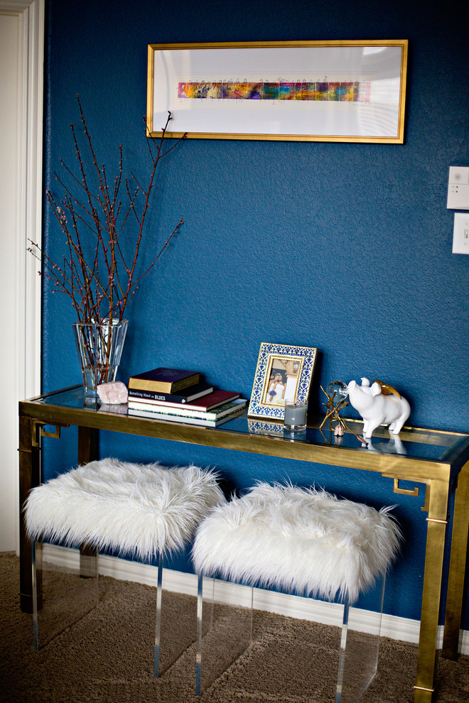 ダラスにある中くらいなトラディショナルスタイルのおしゃれな主寝室 (青い壁) のインテリア