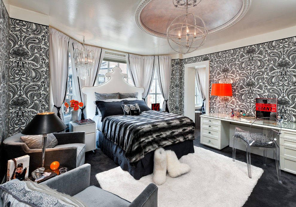Пример оригинального дизайна: спальня в стиле фьюжн с ковровым покрытием и черным полом без камина