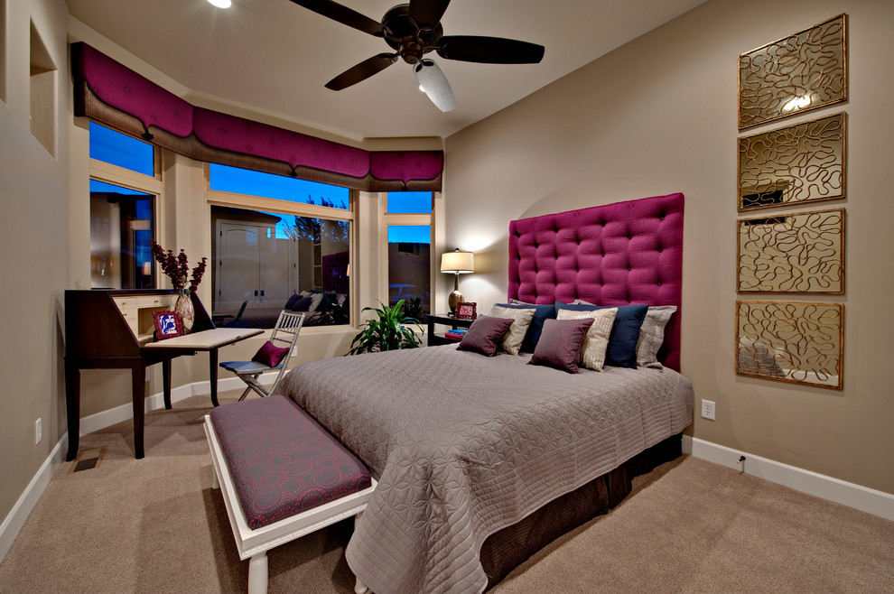 Klassisches Schlafzimmer ohne Kamin mit brauner Wandfarbe und Teppichboden in Salt Lake City