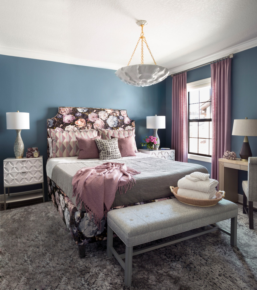 Свежая идея для дизайна: гостевая спальня среднего размера, (комната для гостей) в классическом стиле с синими стенами, паркетным полом среднего тона и коричневым полом - отличное фото интерьера