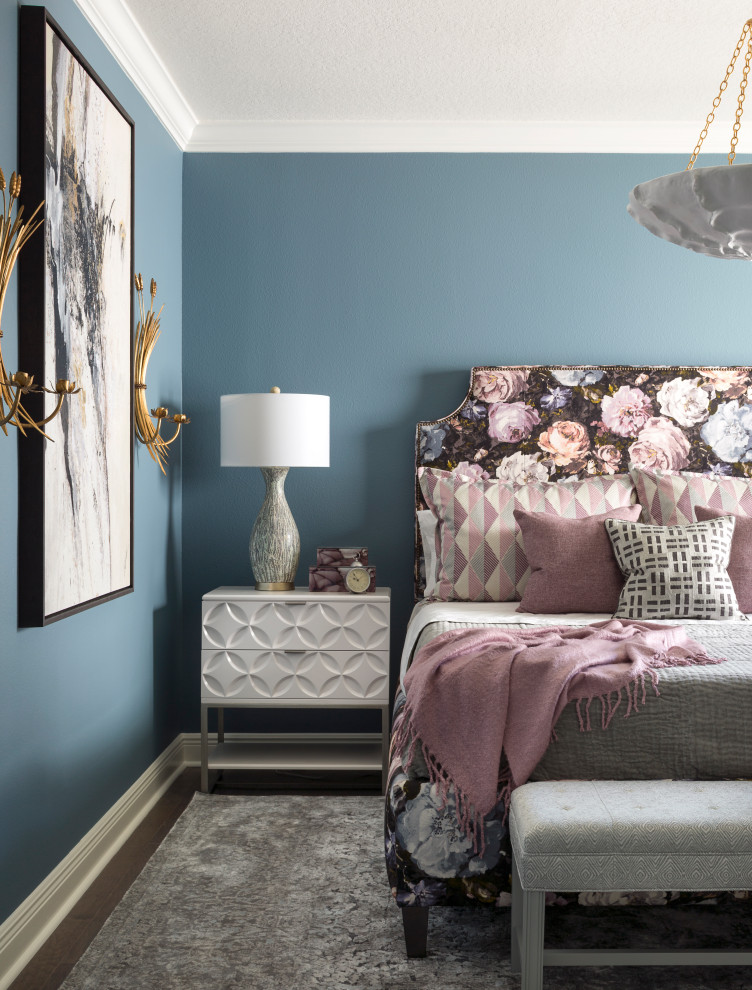 Ispirazione per una camera degli ospiti chic di medie dimensioni con pareti blu, pavimento in legno massello medio e pavimento marrone