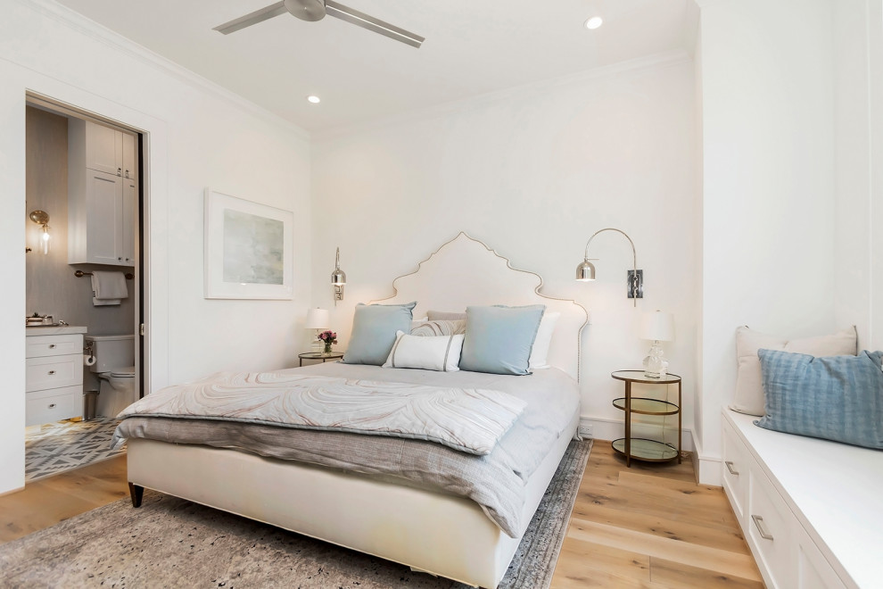 Klassisches Schlafzimmer mit weißer Wandfarbe, braunem Holzboden und braunem Boden in Houston