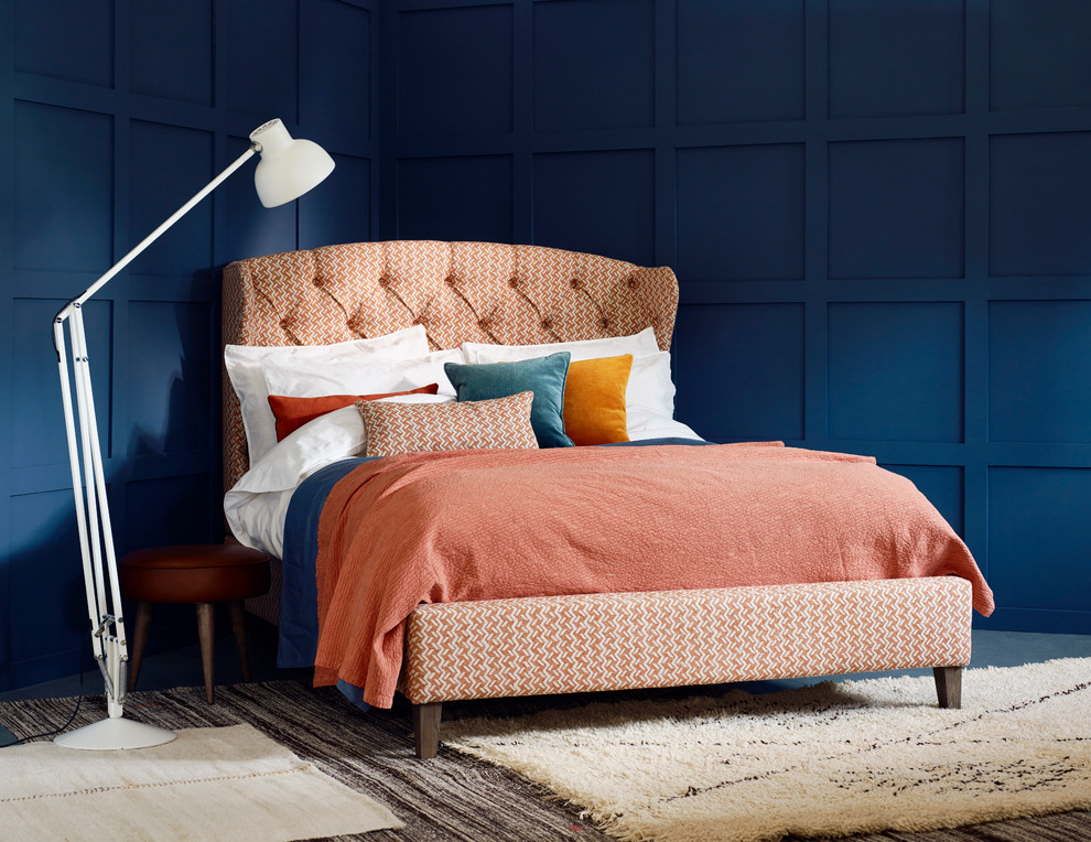Стильный дизайн: большая хозяйская спальня в классическом стиле с синими стенами и бетонным полом без камина - последний тренд