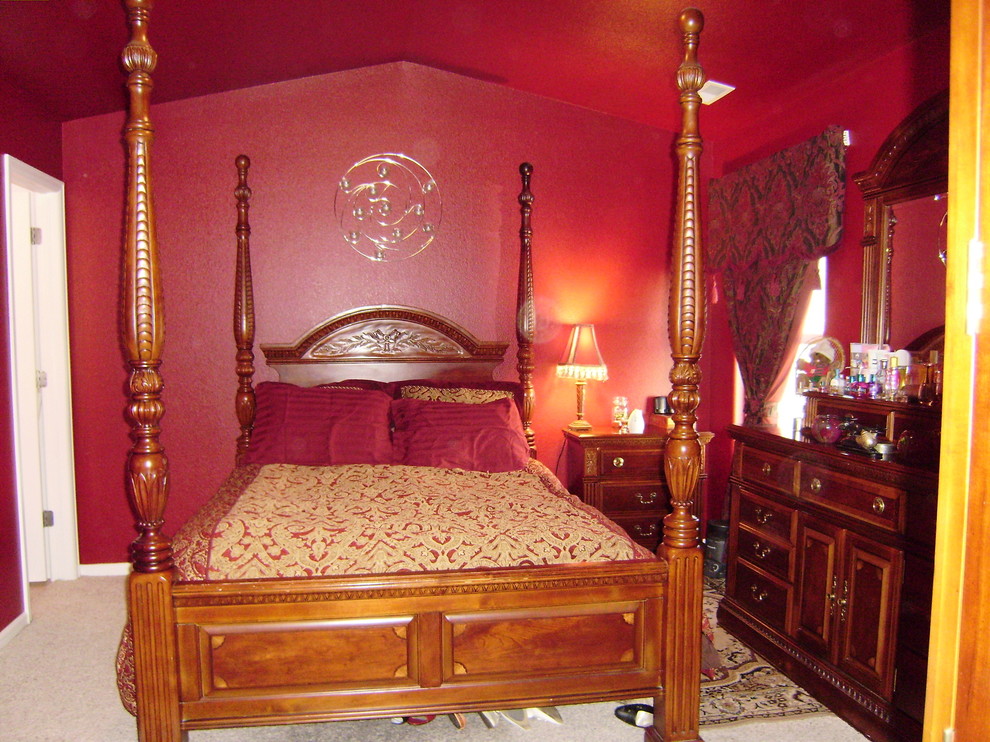 На фото: спальня среднего размера в викторианском стиле с красными стенами и ковровым покрытием с