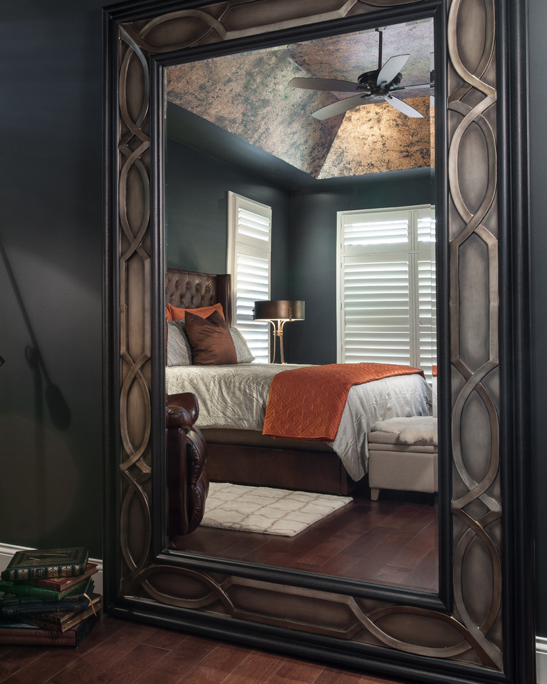 Стильный дизайн: хозяйская спальня в стиле рустика с черными стенами и паркетным полом среднего тона - последний тренд