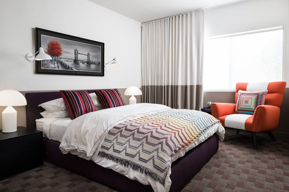 Источник вдохновения для домашнего уюта: спальня в современном стиле с разноцветными стенами, ковровым покрытием и коричневым полом