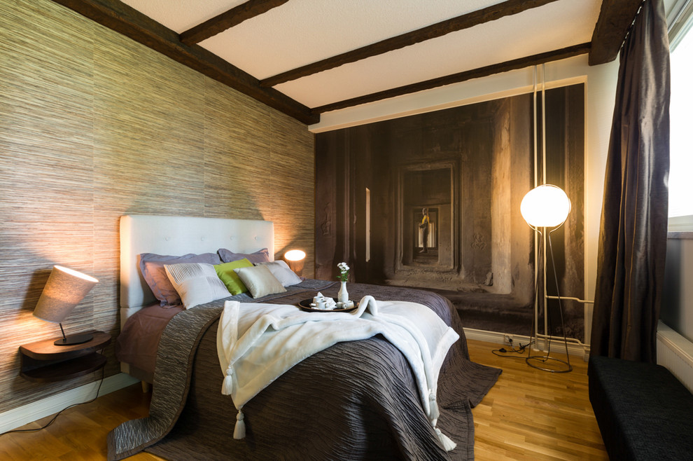 Свежая идея для дизайна: большая хозяйская спальня в стиле фьюжн с коричневыми стенами и паркетным полом среднего тона без камина - отличное фото интерьера