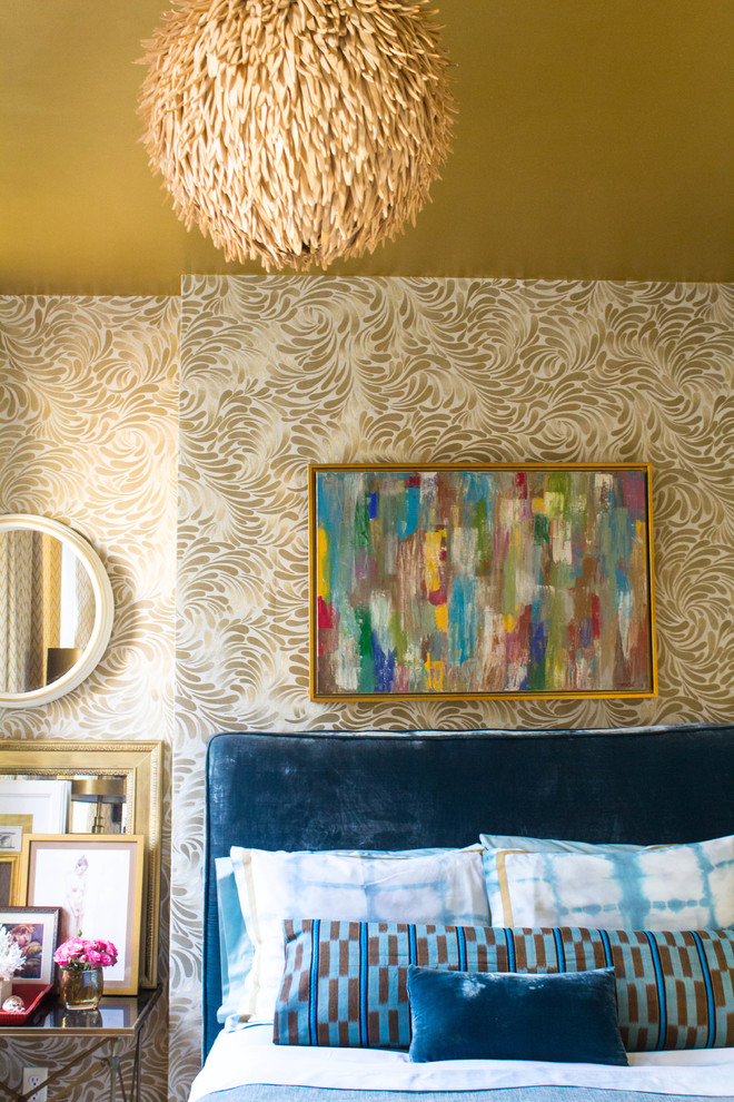Стильный дизайн: спальня в стиле фьюжн с желтыми стенами и светлым паркетным полом - последний тренд