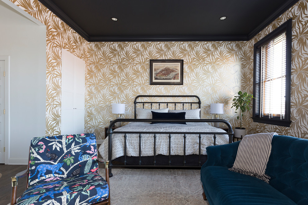 Свежая идея для дизайна: большая хозяйская спальня в современном стиле с разноцветными стенами, темным паркетным полом, стандартным камином, фасадом камина из дерева и коричневым полом - отличное фото интерьера