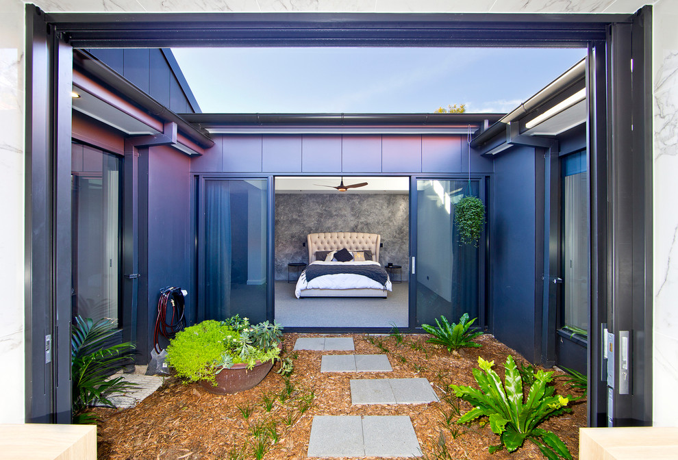 Стильный дизайн: огромная хозяйская спальня в современном стиле с ковровым покрытием и серыми стенами - последний тренд