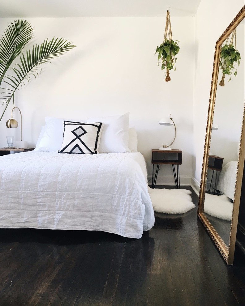 На фото: хозяйская спальня среднего размера в морском стиле с коричневым полом, белыми стенами и темным паркетным полом без камина