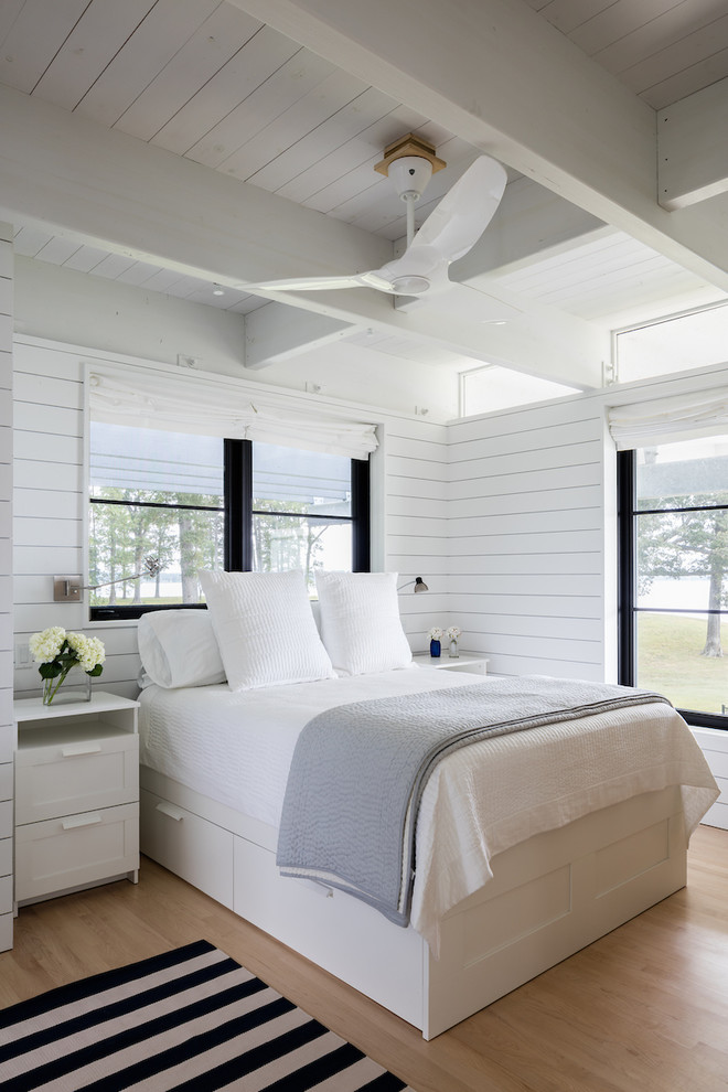 リッチモンドにあるビーチスタイルのおしゃれな寝室 (白い壁、淡色無垢フローリング、暖炉なし、ベージュの床) のインテリア