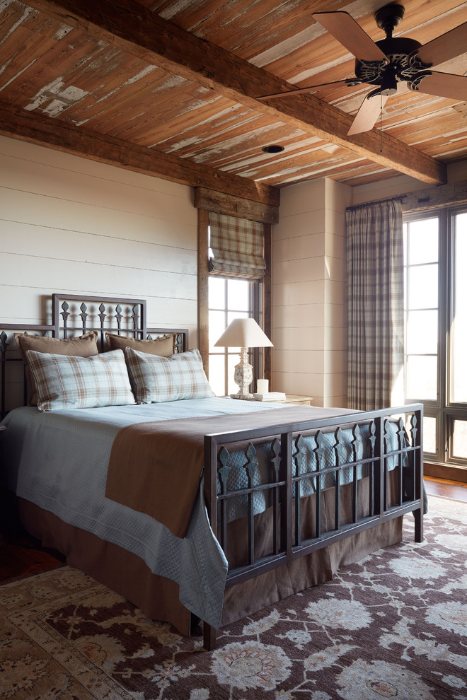 Ispirazione per una camera da letto eclettica con pareti bianche e pavimento in legno massello medio