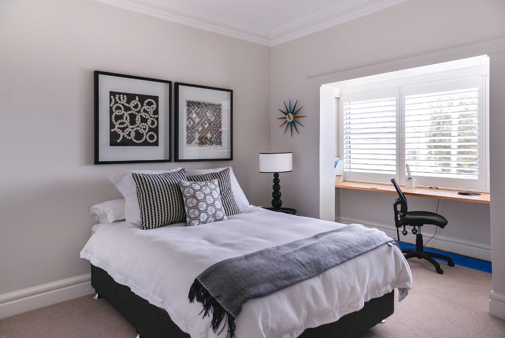 Diseño de habitación de invitados contemporánea con paredes grises, moqueta y suelo beige