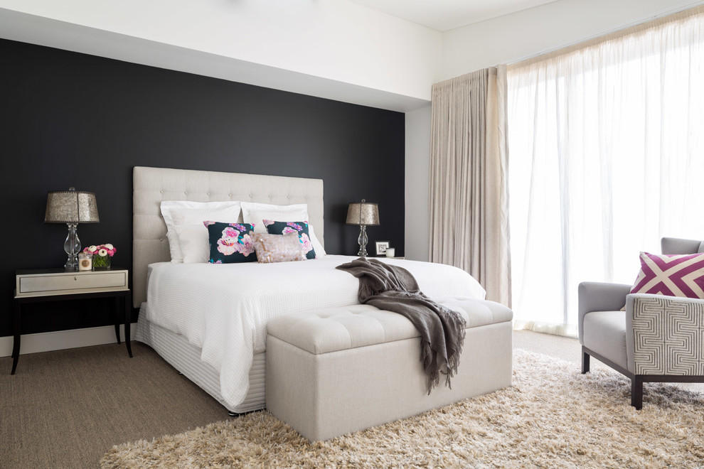 シドニーにあるコンテンポラリースタイルのおしゃれな主寝室 (黒い壁、カーペット敷き、照明)