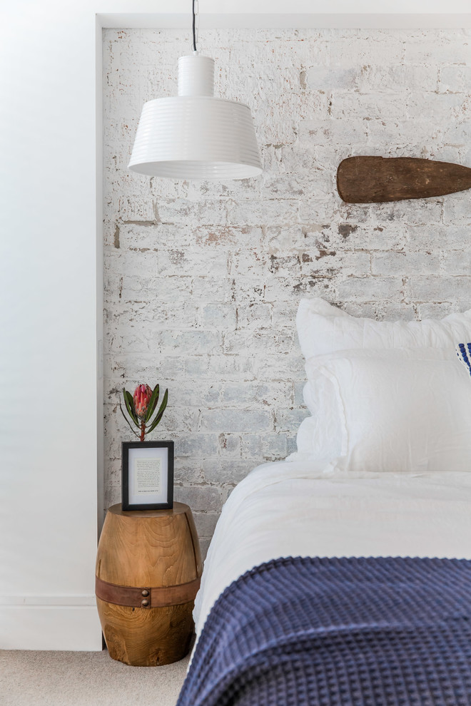 Foto de dormitorio bohemio con paredes blancas, moqueta y suelo beige