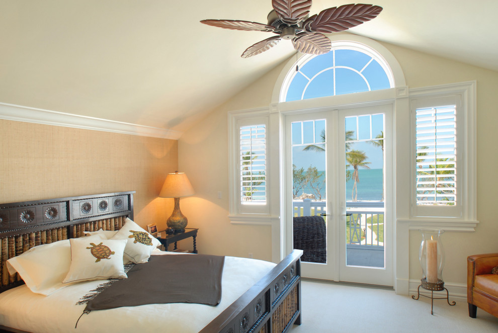 Schlafzimmer mit beiger Wandfarbe in Miami